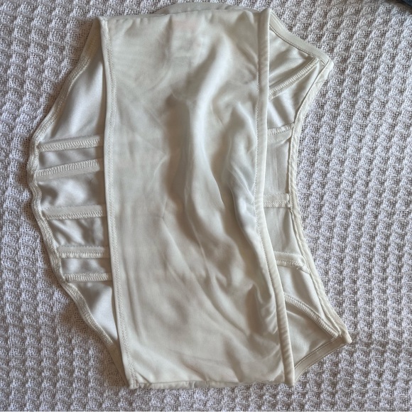 SOLD White crop top 🤍 pretty little thing - Picture 6 of 10